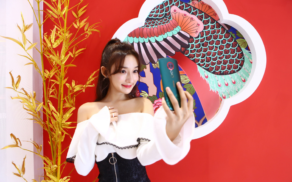 分享一组李若宁图片给大家,图中的明星图片壁纸会点缀你的电脑桌面