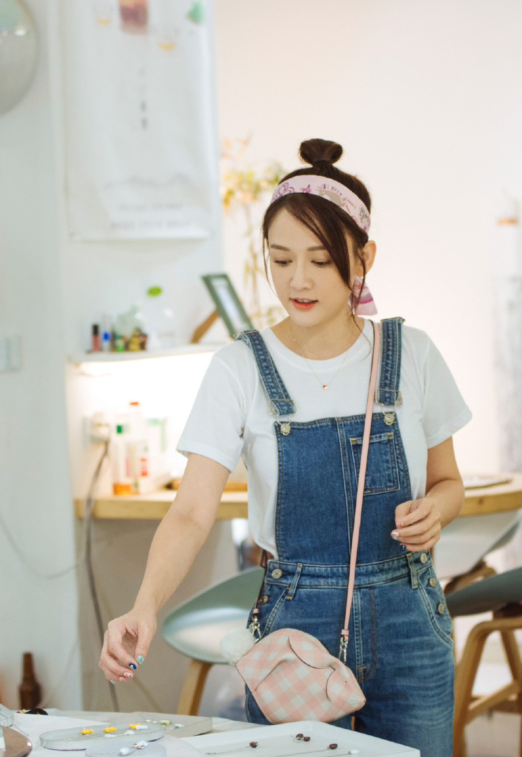 陈乔恩清爽丸子头综艺图片14