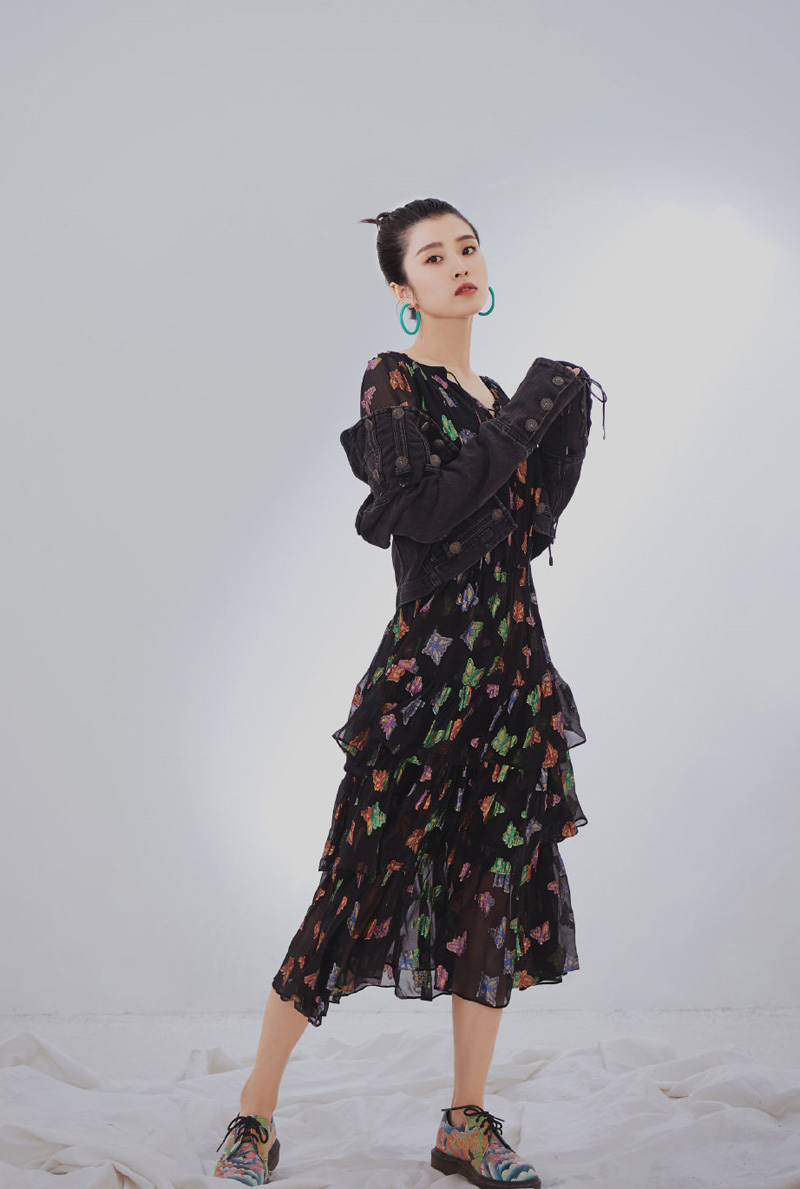 简介:李若嘉时尚魅力写真大片,分享一组李若嘉图片给大家,图中的明星