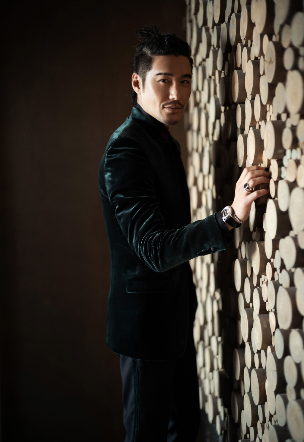 胡兵墨绿色丝绒西装帅气图片29