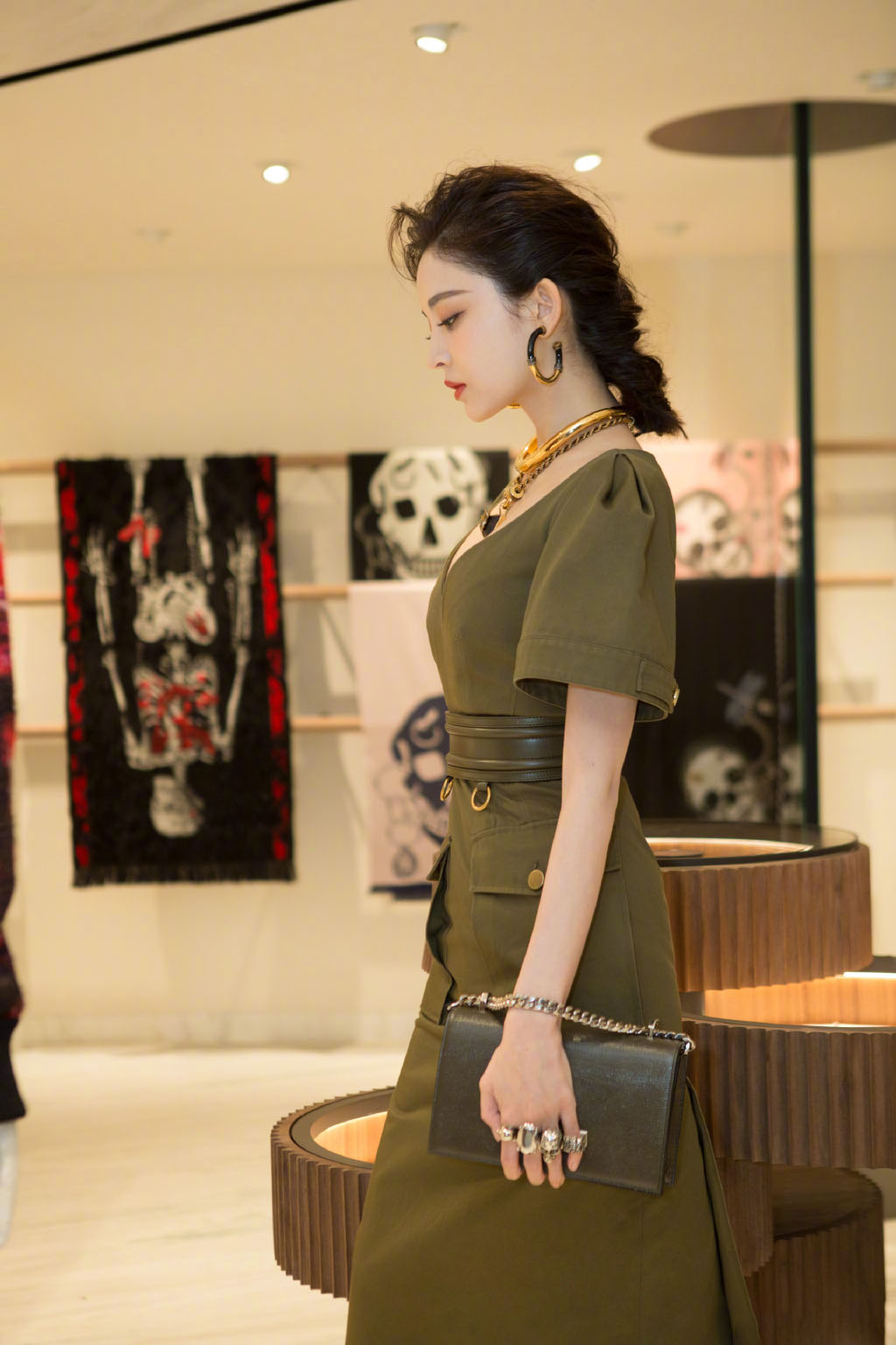 古力娜扎复古气质性感写真图片17