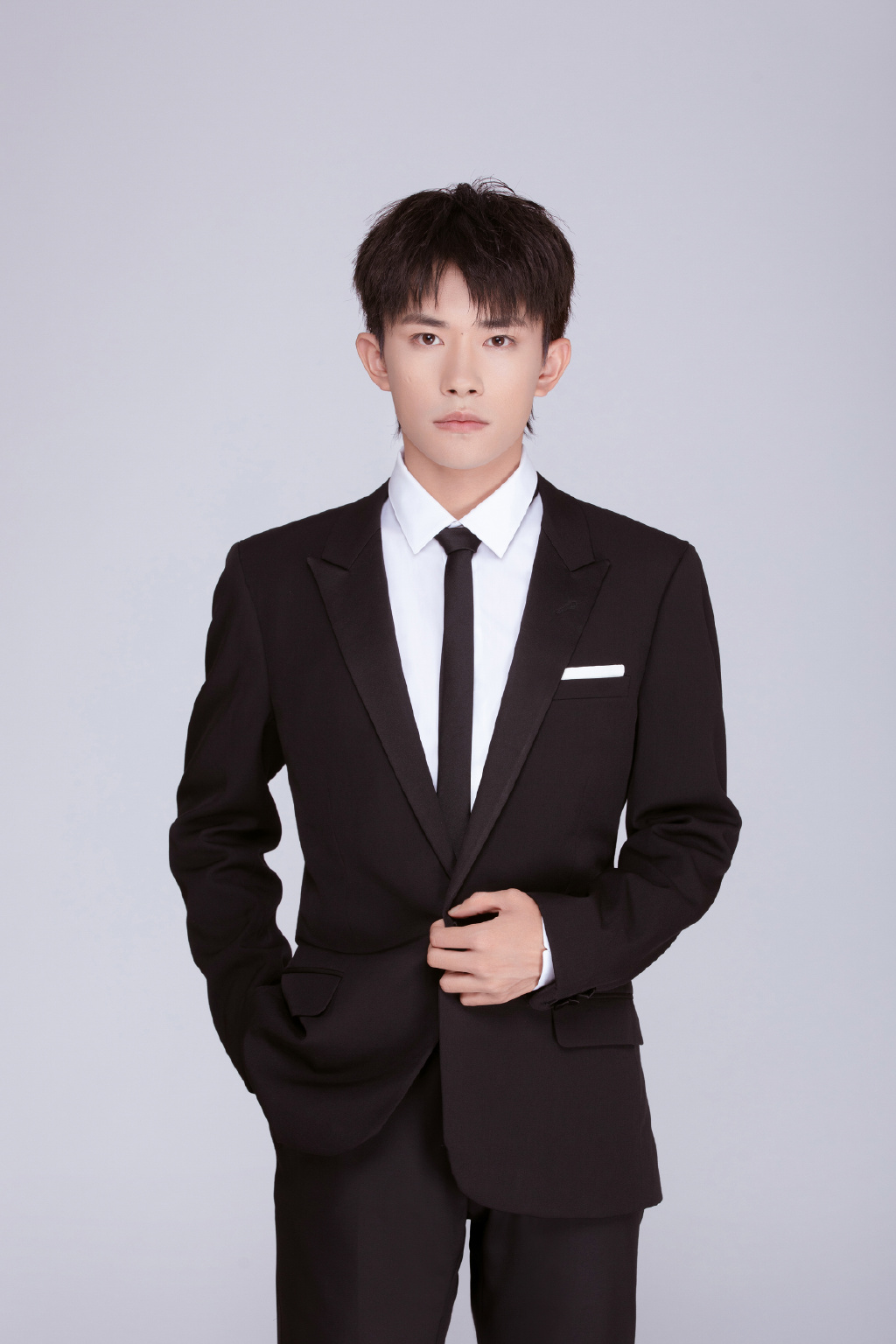 易烊千玺酷黑西装帅气图片33