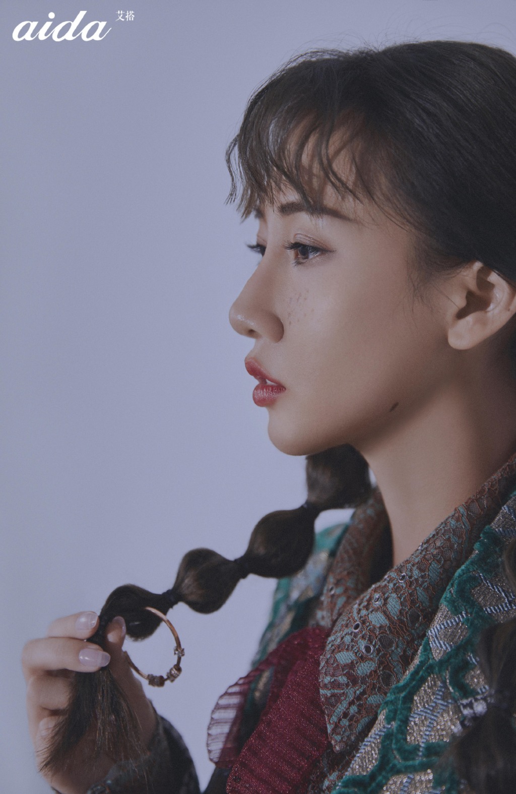 简介:弦子时尚优雅写真图片,分享一组弦子图片给大家,图中的明星图片