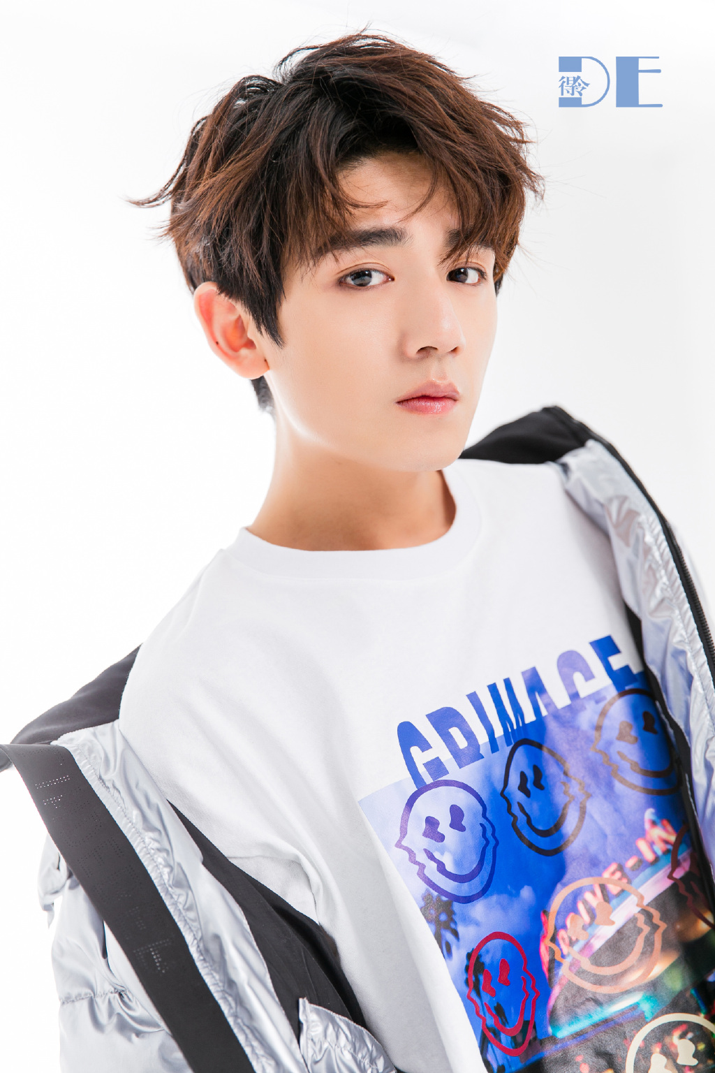 简介:李砚时尚运动帅气写真,分享一组李砚图片给大家,图中的明星图片