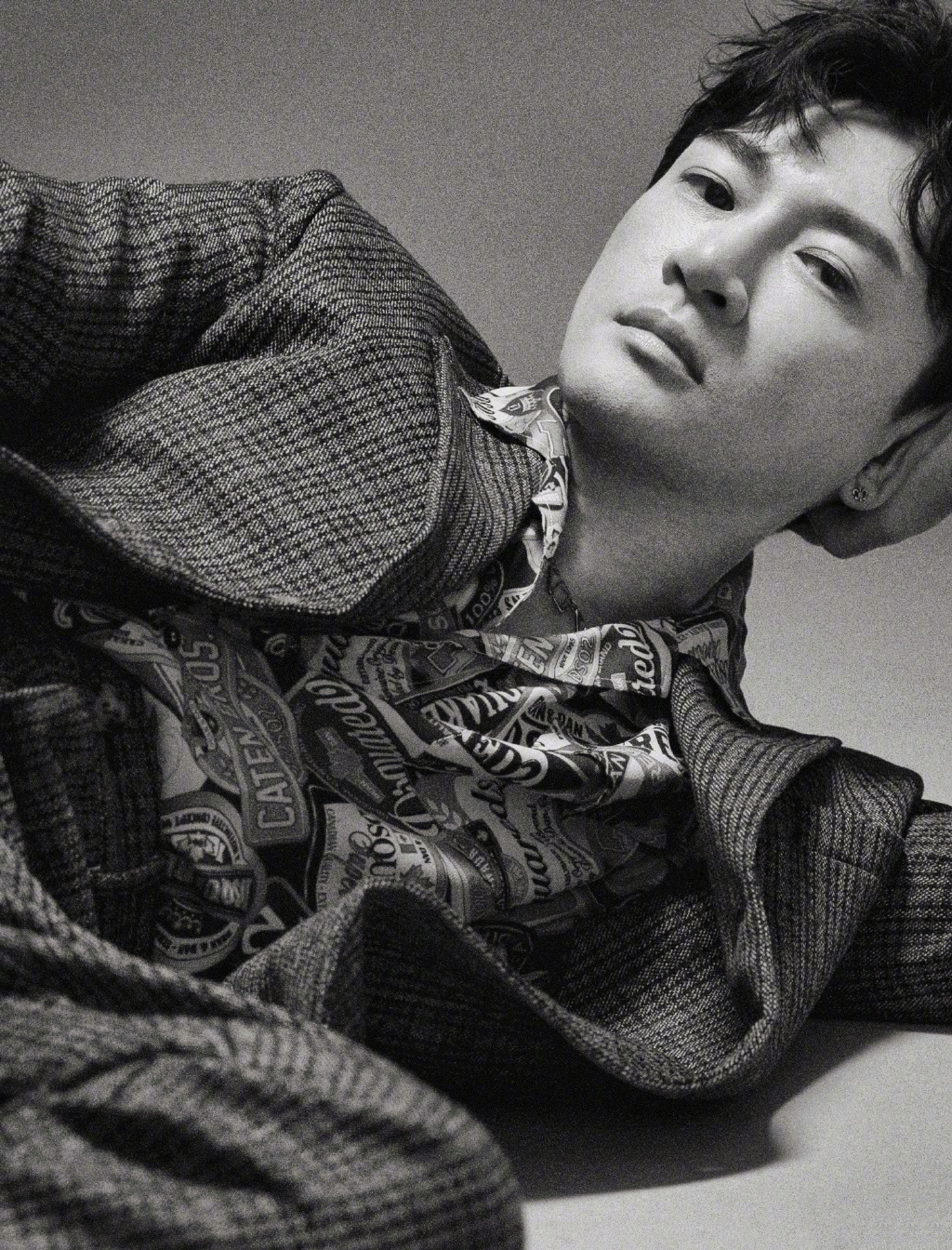 简介:苏有朋西装黑白写真图片,分享一组苏有朋图片给大家,图中的明星