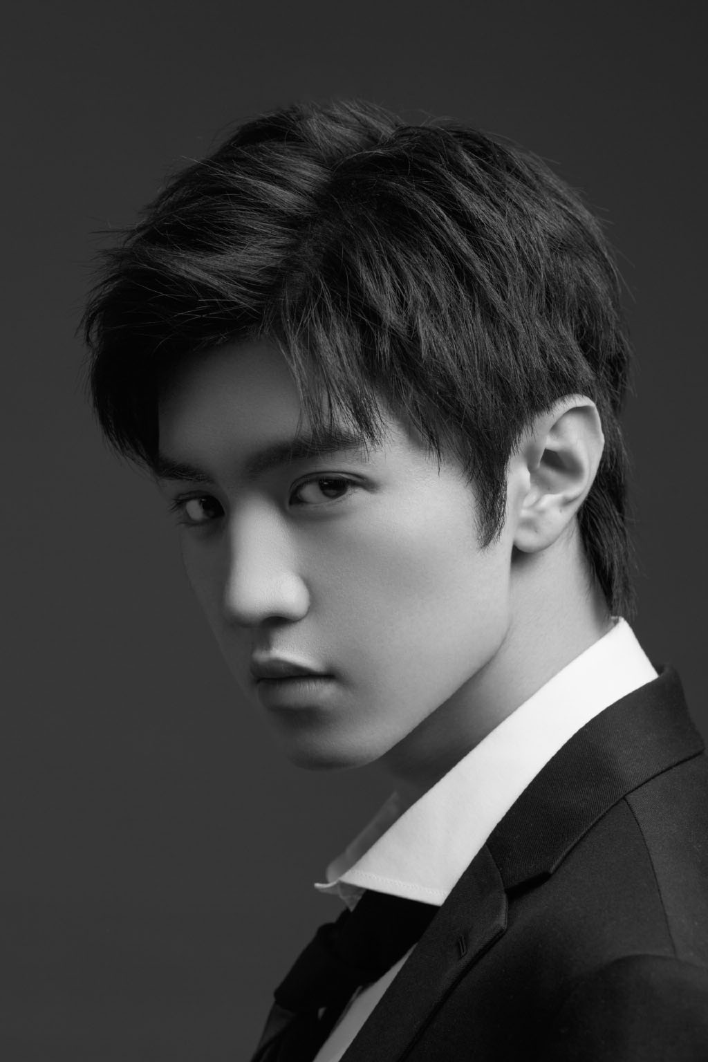 陈哲远黑白西装帅气写真图片13