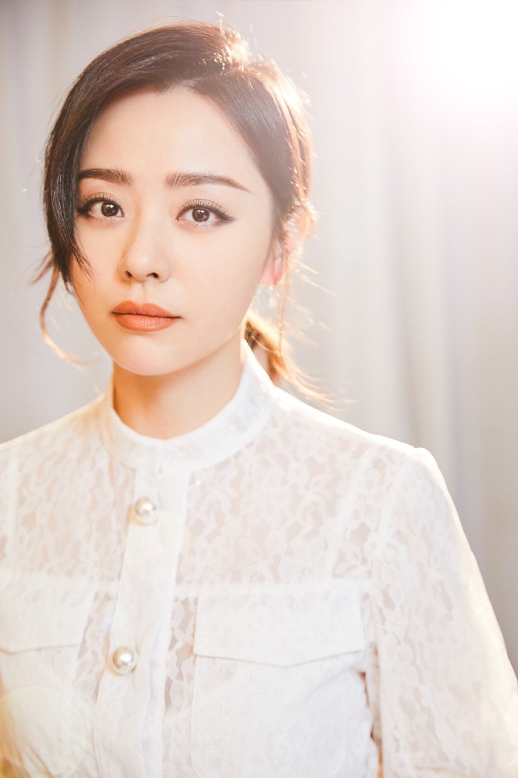 张靓颖白裙温婉素雅写真图片16