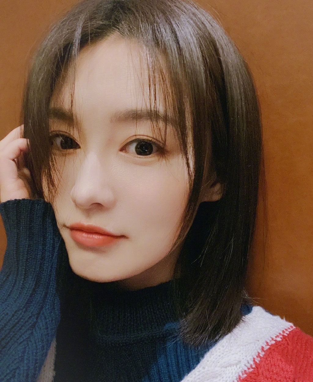 李沁居家私服俏皮自拍照图片12