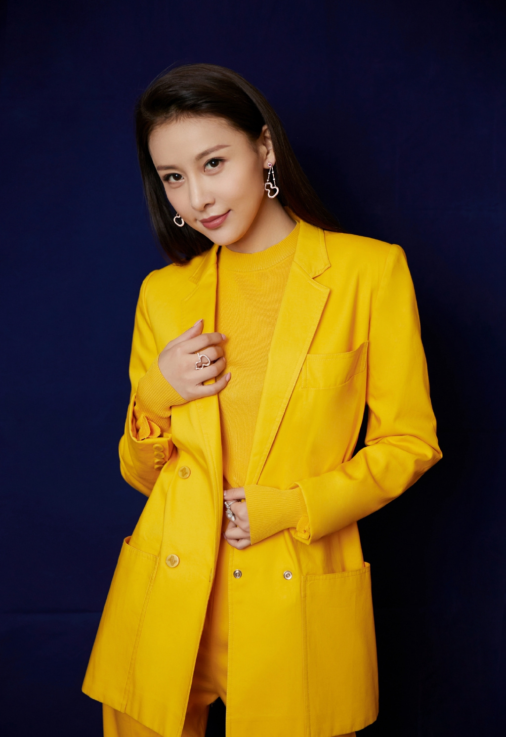 贾青亮黄西服酷飒亮眼写真图片68