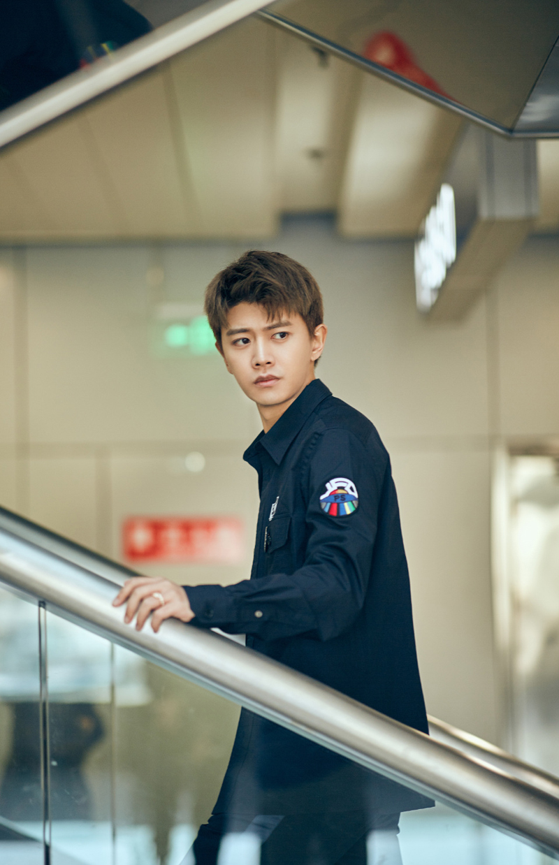 任嘉伦清爽帅气机场照图片24