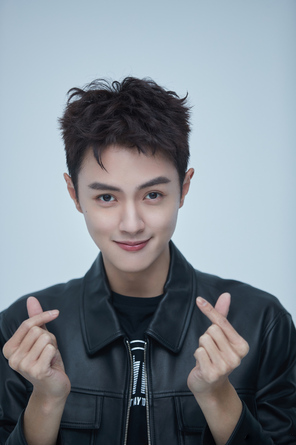 简介:官鸿"大头贴"式元气写真图片,分享一组官鸿图片给大家,图中的