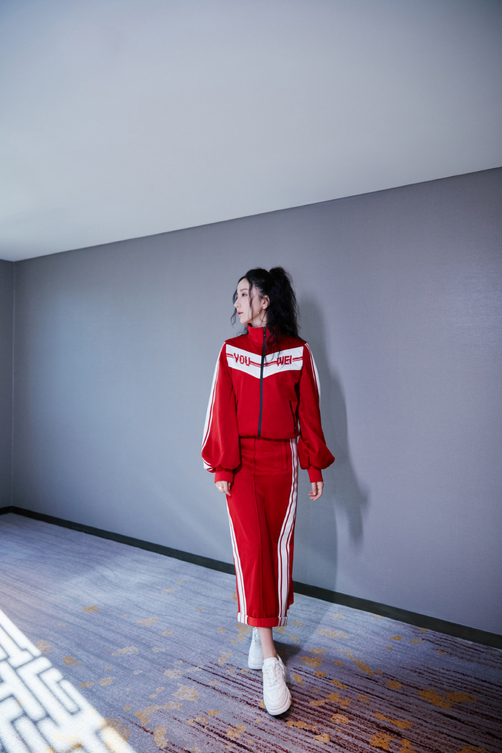 娄艺潇红色运动风甜酷写真图片29