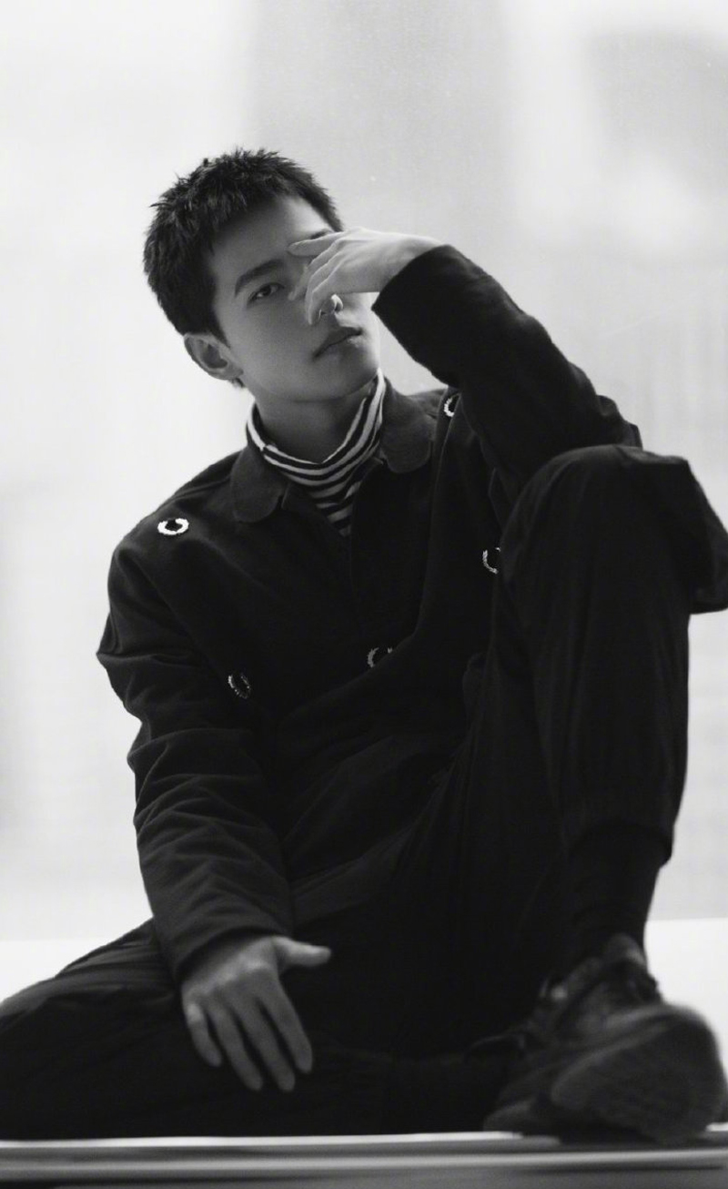 杨洋清爽帅气黑白写真图片14
