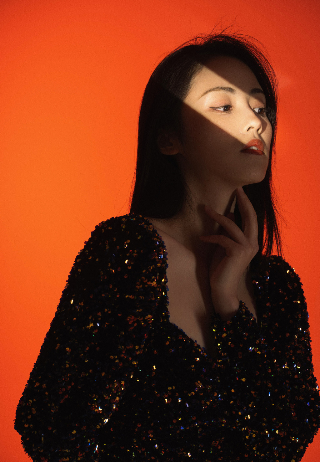 > 章乐韵亮片裙性感妩媚写真图片(8/15)