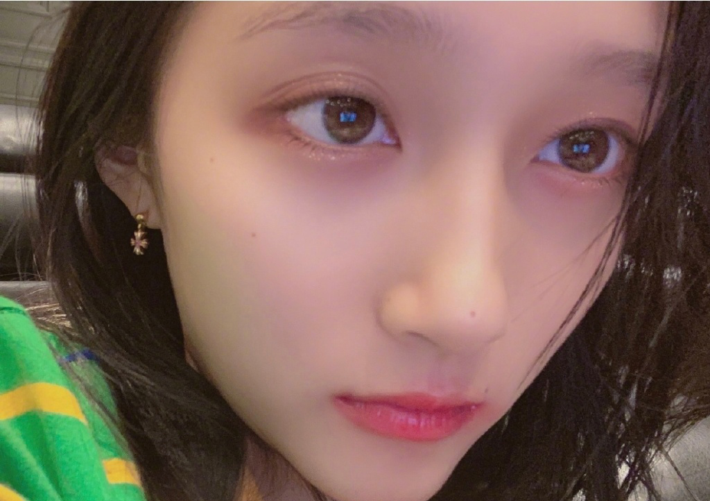 关晓彤湿发激吻唇性感自拍照图片415