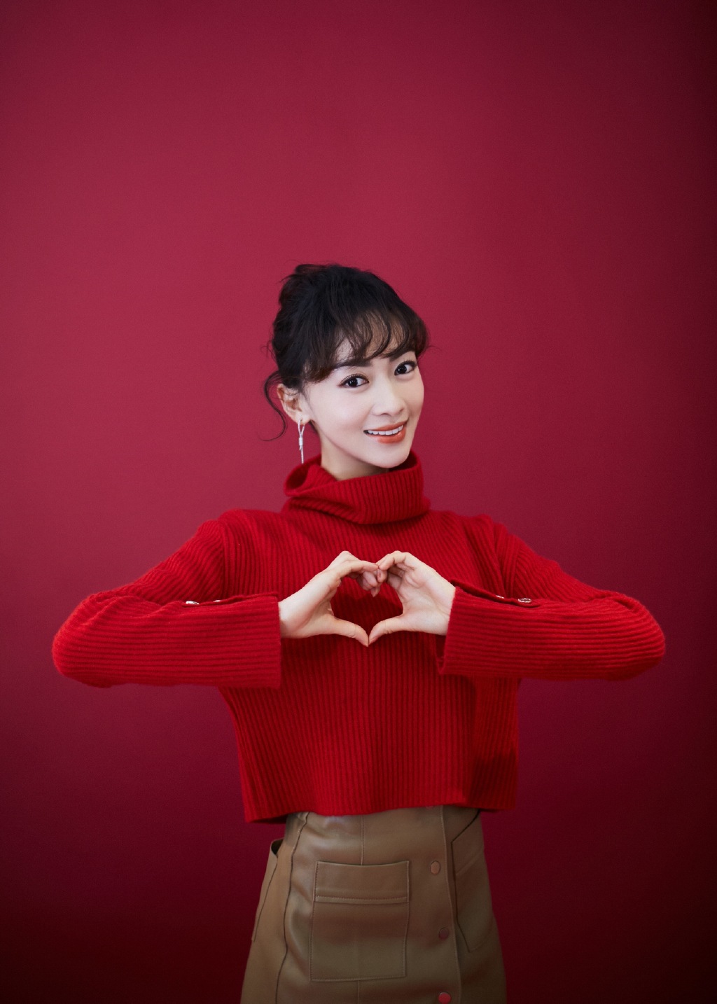 吴谨言红色毛衣俏皮写真图片17