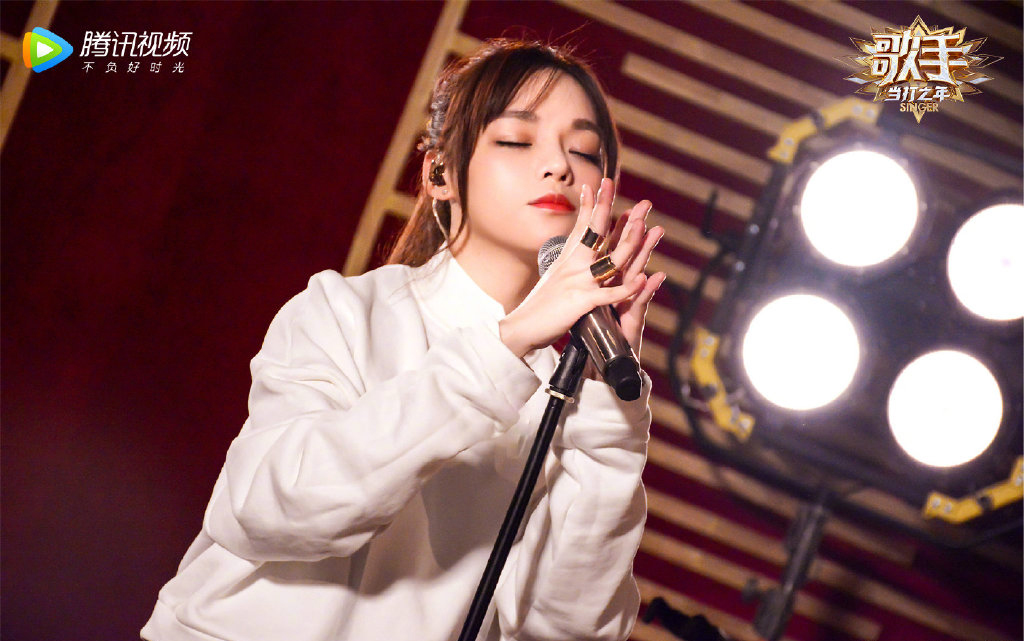 剧照图片,分享一组黄霄云图片给大家,图中的明星图片壁纸会点缀你的