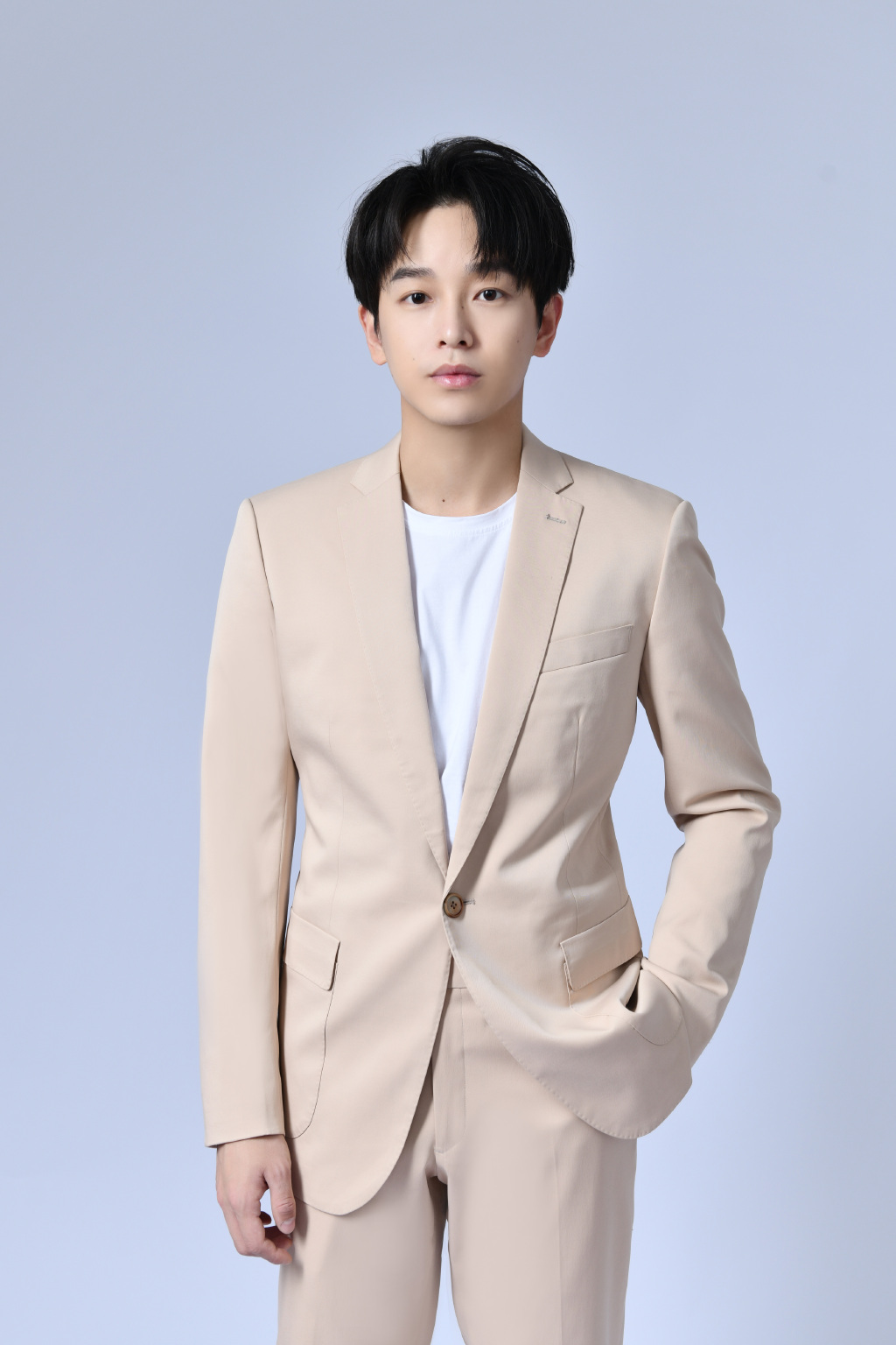 彭昱畅浅色西服帅气写真图片22