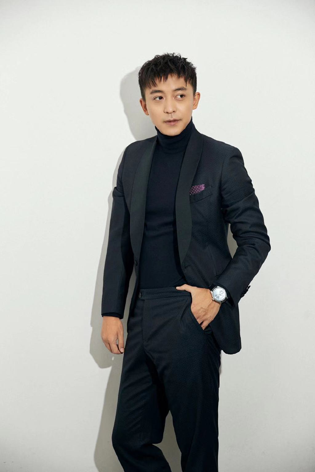 李佳航黑色西装沉稳写真图片35