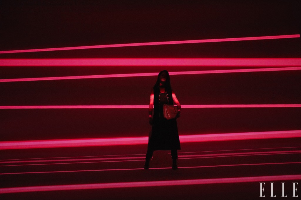 红黑光影个性写真图片,分享一组张钧甯图片给大家,图中的明星图片壁纸