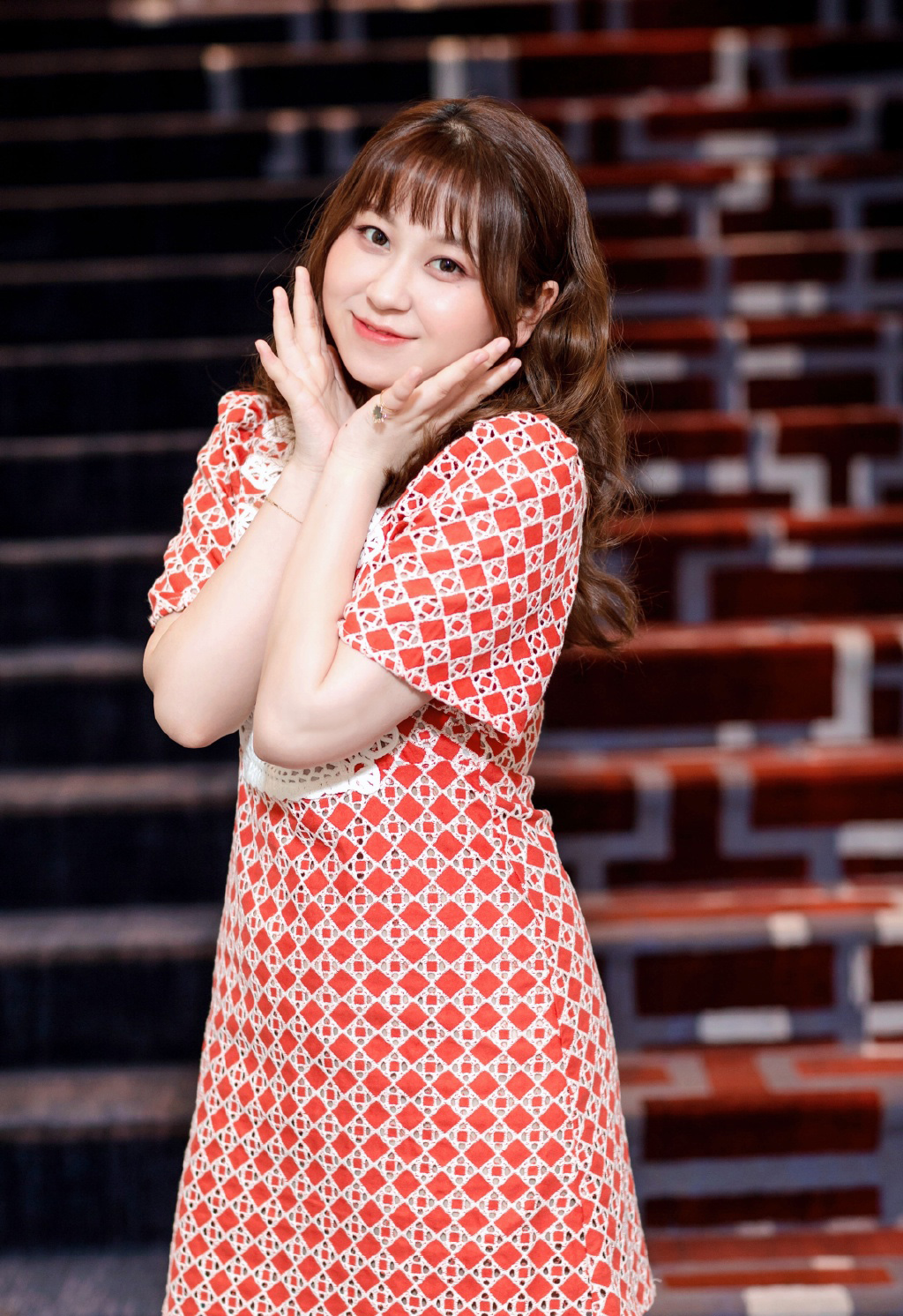 简介:高秋梓红色格子裙性感活动照图片,分享一组高秋梓图片给大家,图