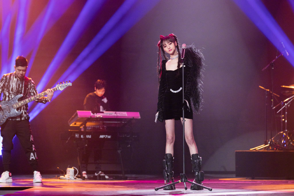 郑爽暗黑甜酷舞台照图片19