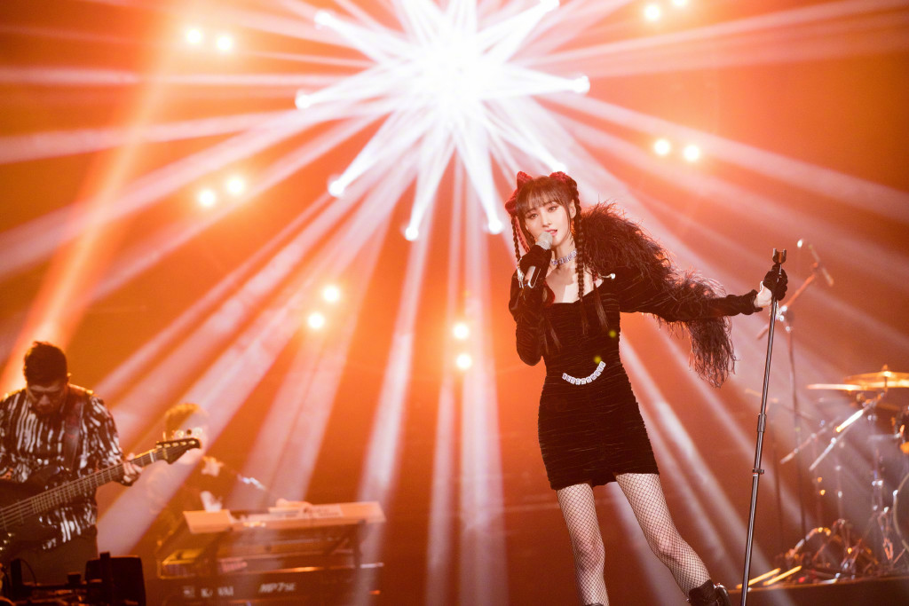 郑爽暗黑甜酷舞台照图片69