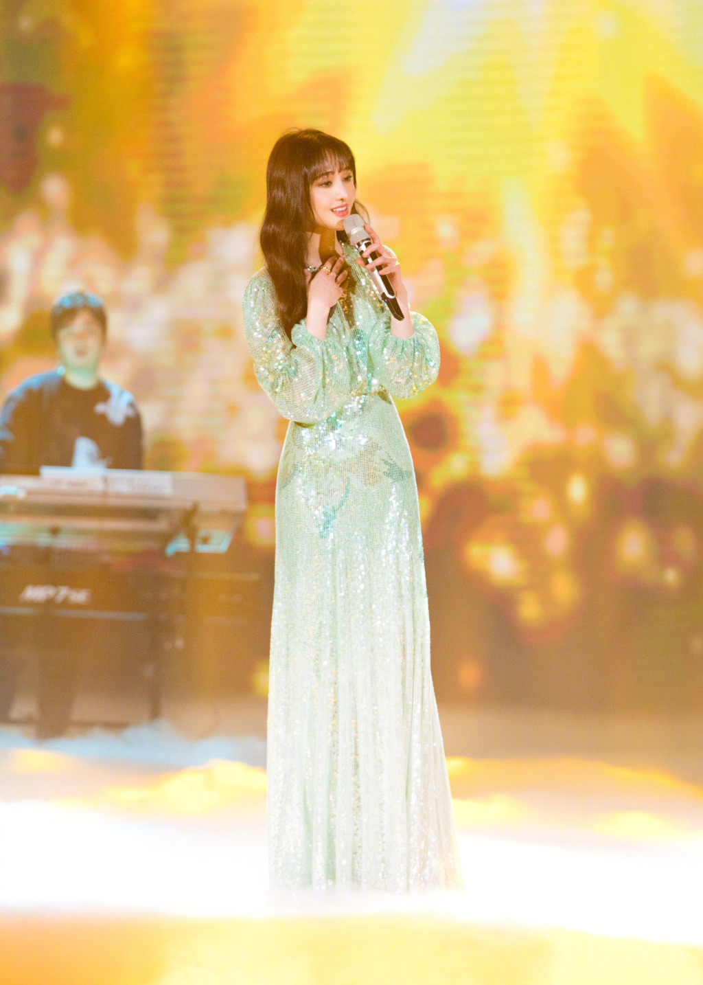 郑爽亮片裙优雅舞台照图片66