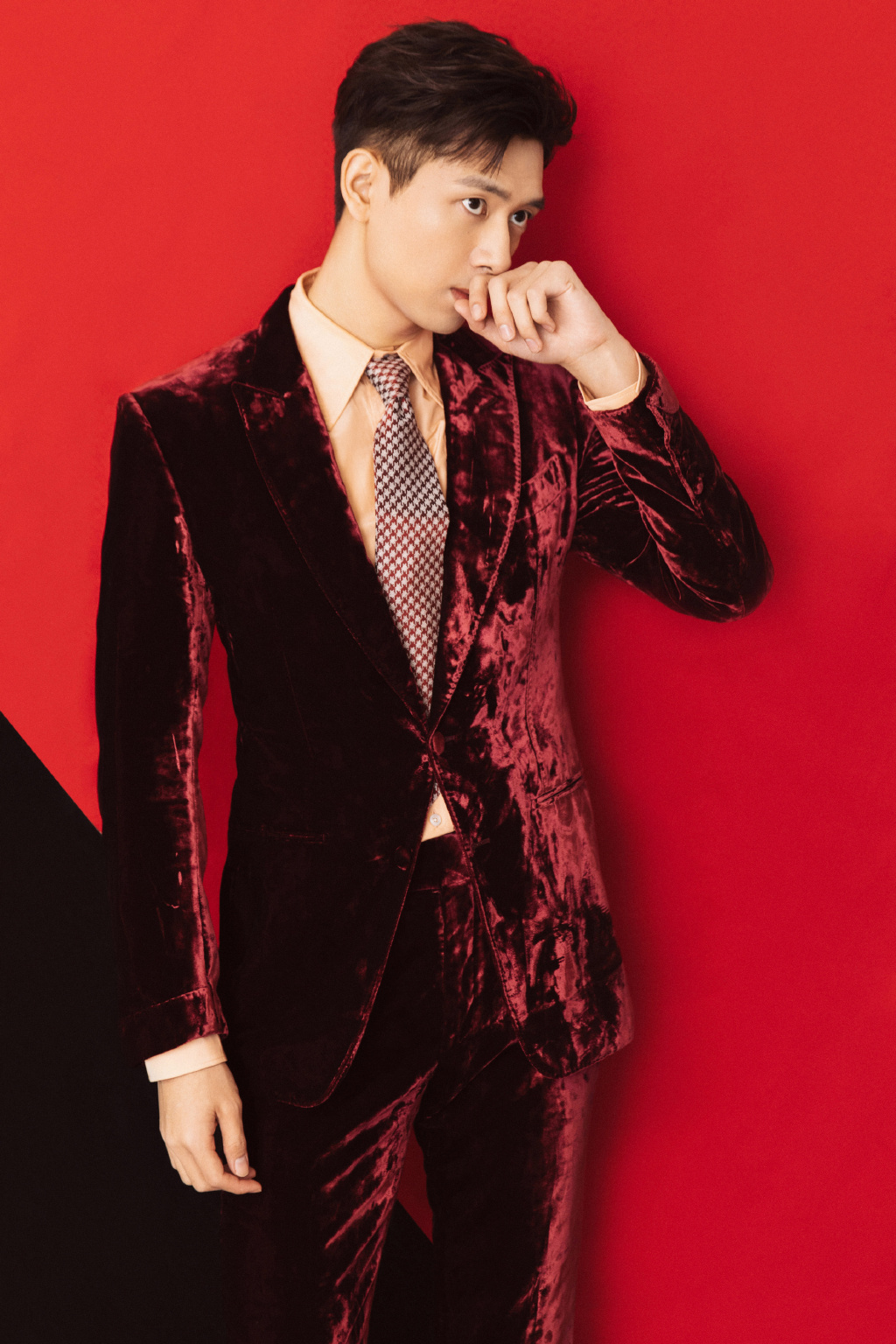 李现红丝绒西装帅气写真图片25