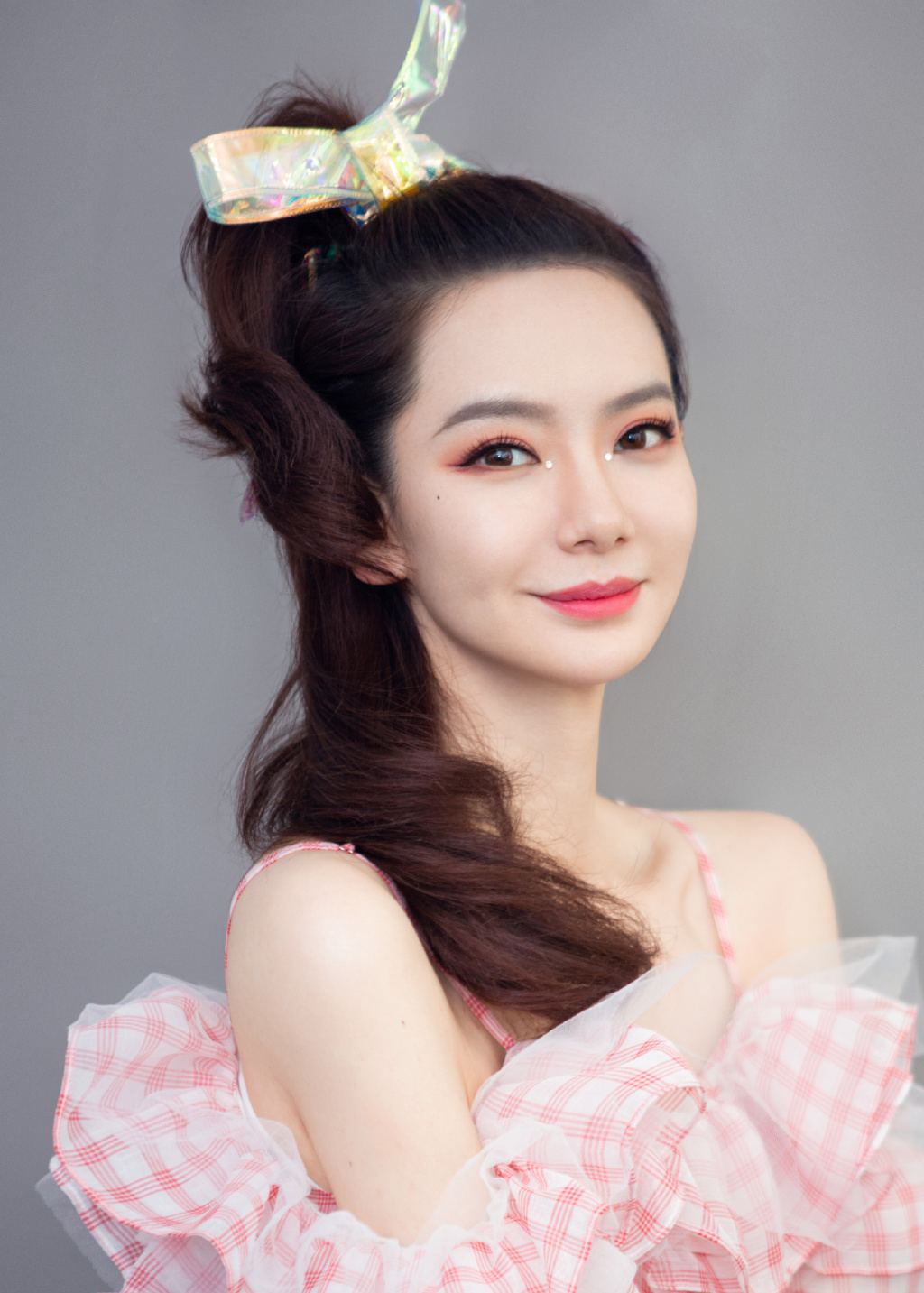 简介:戚薇金鱼妆性感撩人写真,分享一组戚薇图片给大家,图中的明星