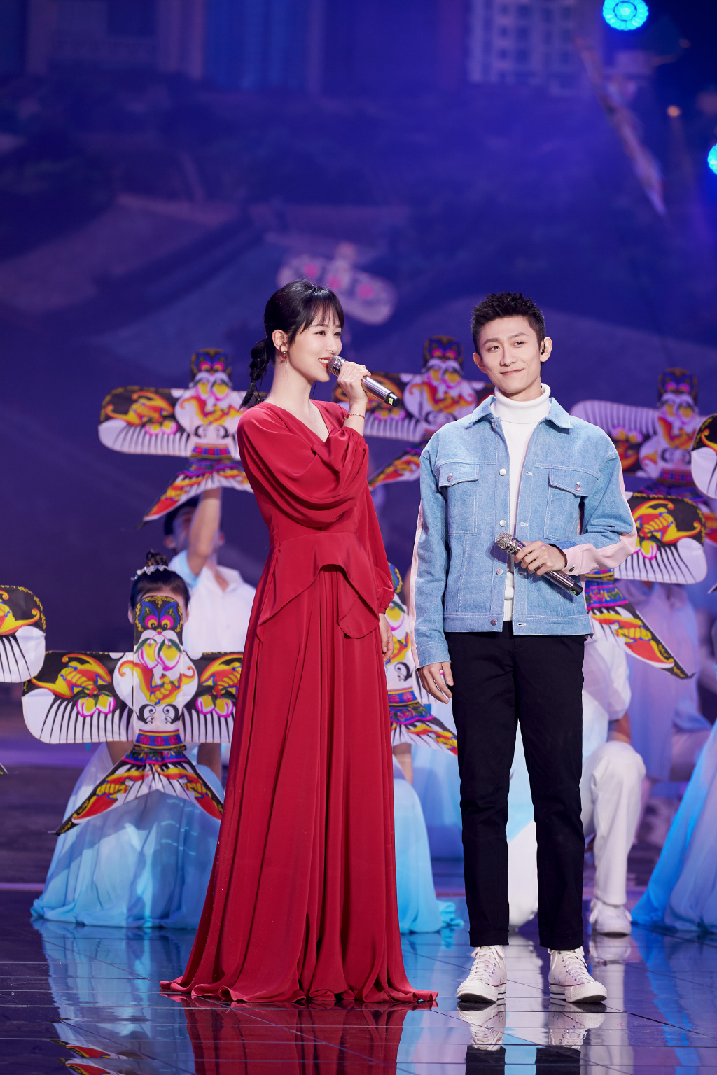 简介:杨紫2020北京台春晚舞台照图片,分享一组杨紫图片给大家,图中的