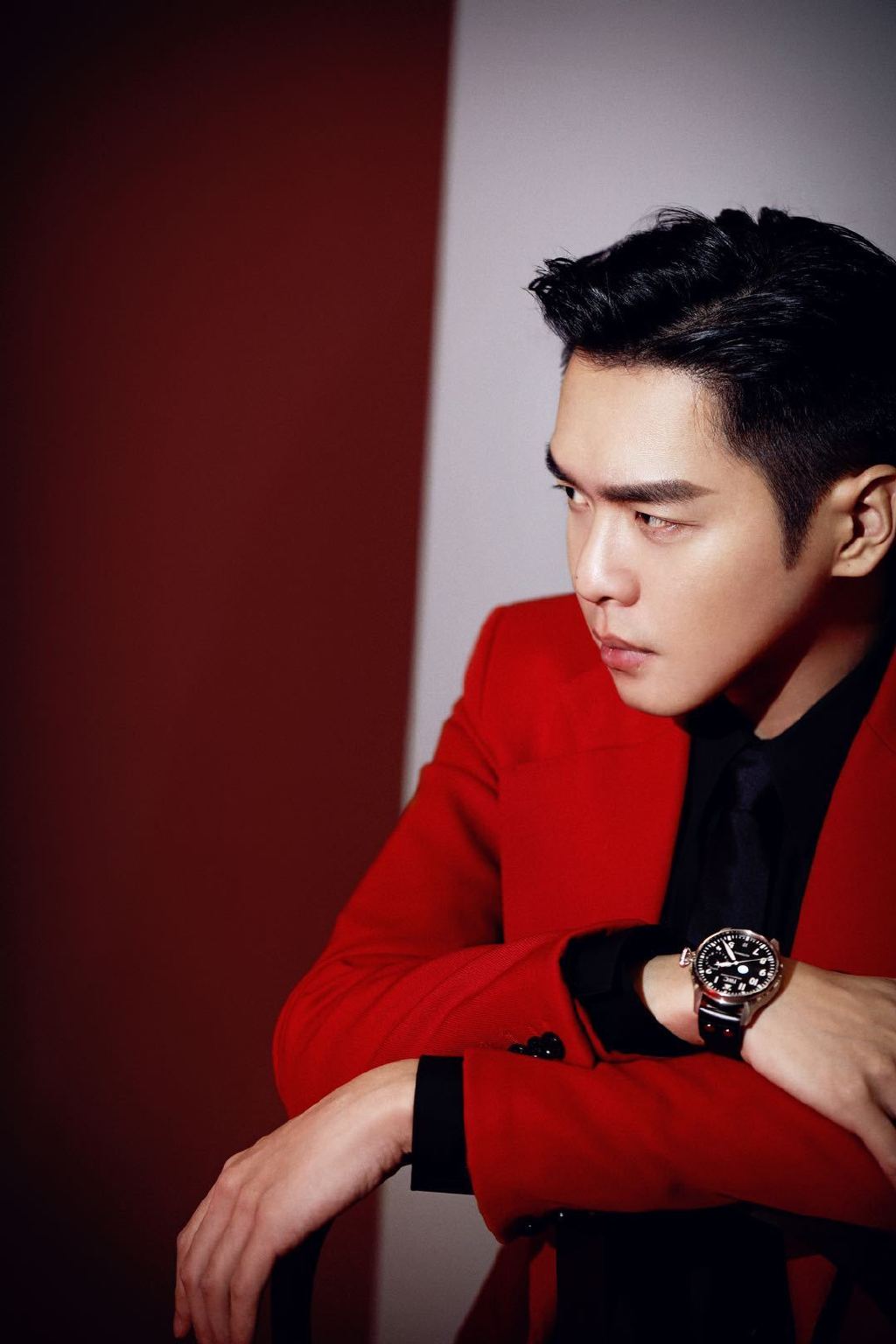张若昀红衣西装儒雅帅气写真29