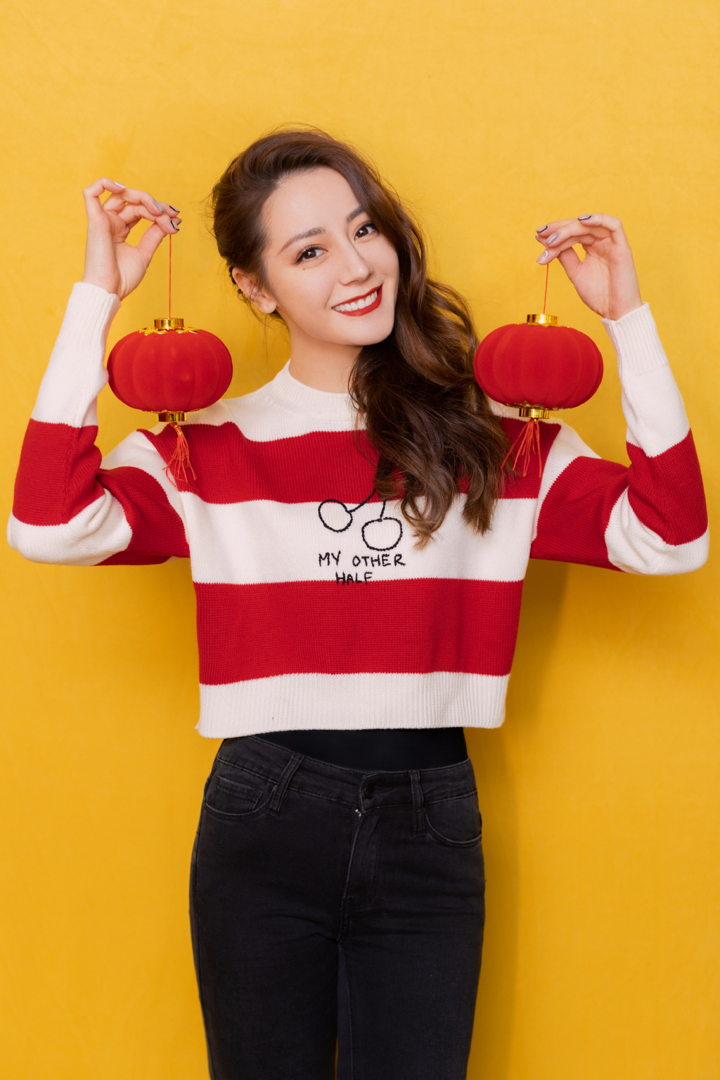 迪丽热巴新年喜庆甜美写真13