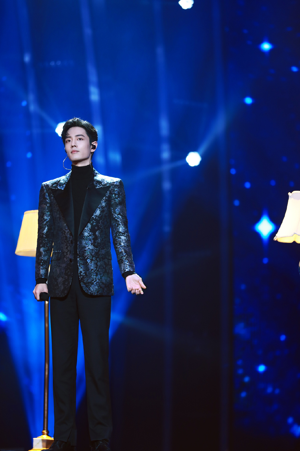 肖战春节帅气舞台照图片810