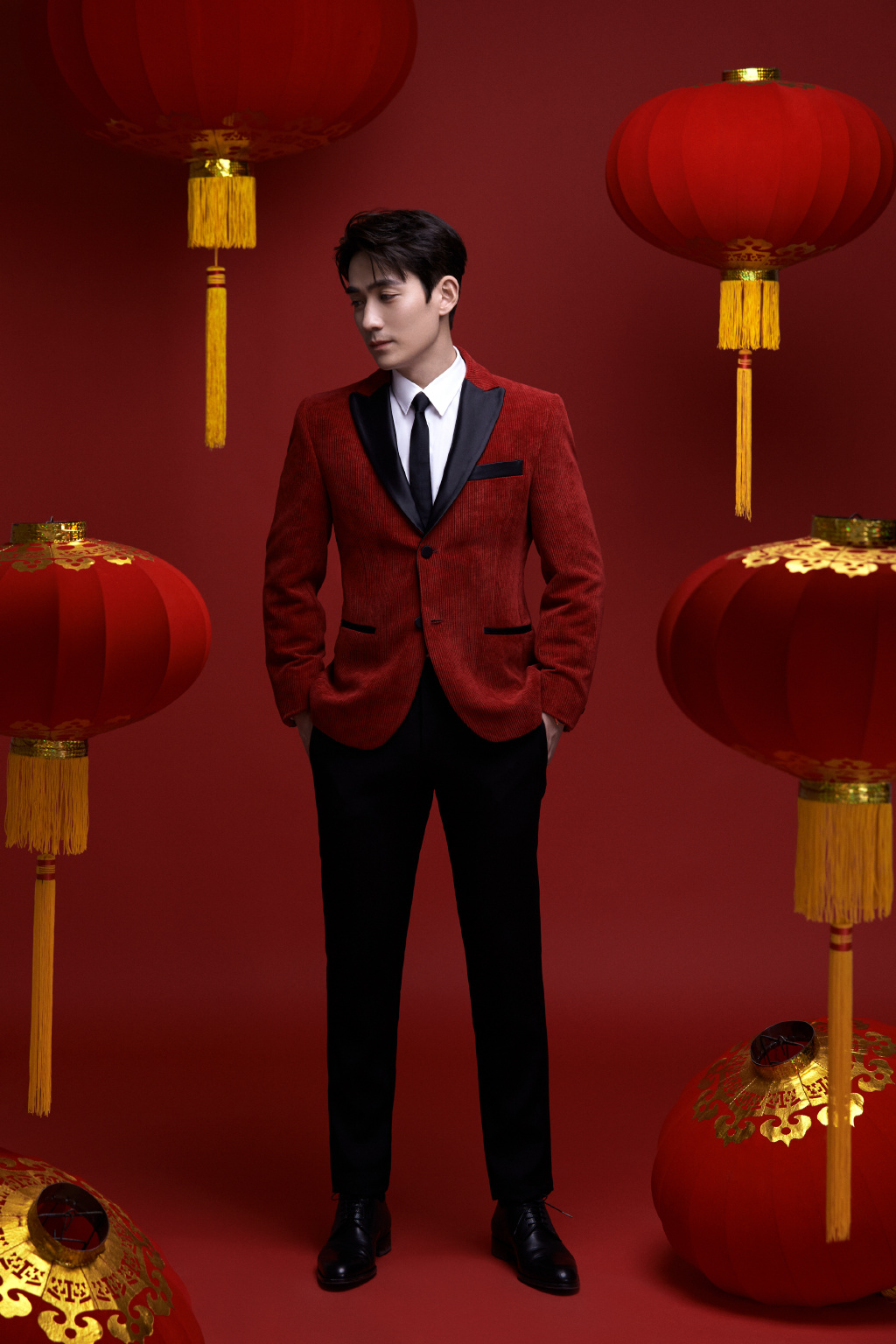 简介:朱一龙红色西装帅气写真图片,分享一组朱一龙图片给大家,图中的