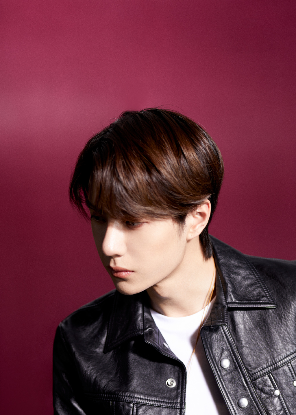 王一博铆钉皮衣帅气写真图片56