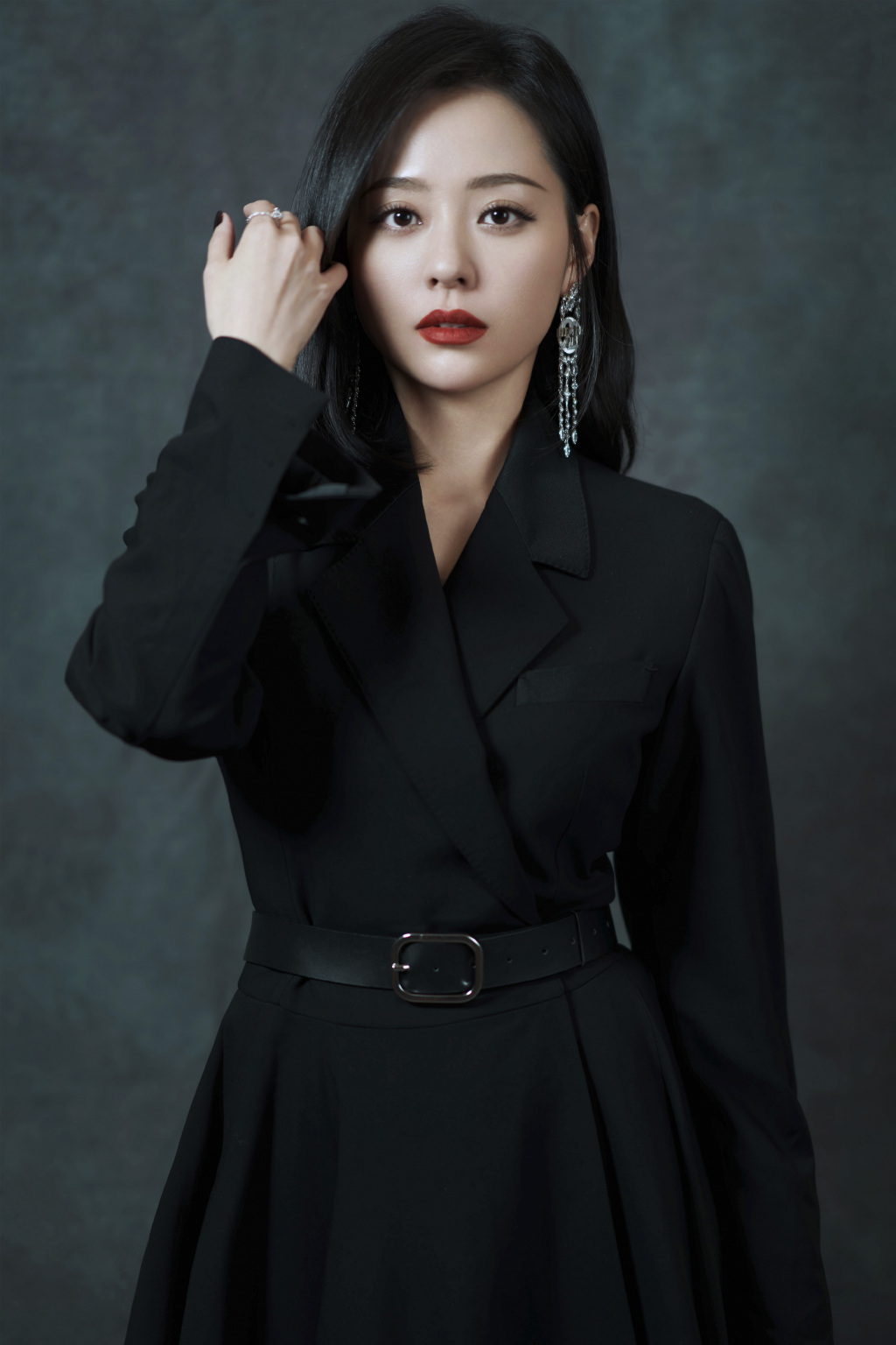 > 张靓颖黑色礼裙古典优雅写真图片(9/9)