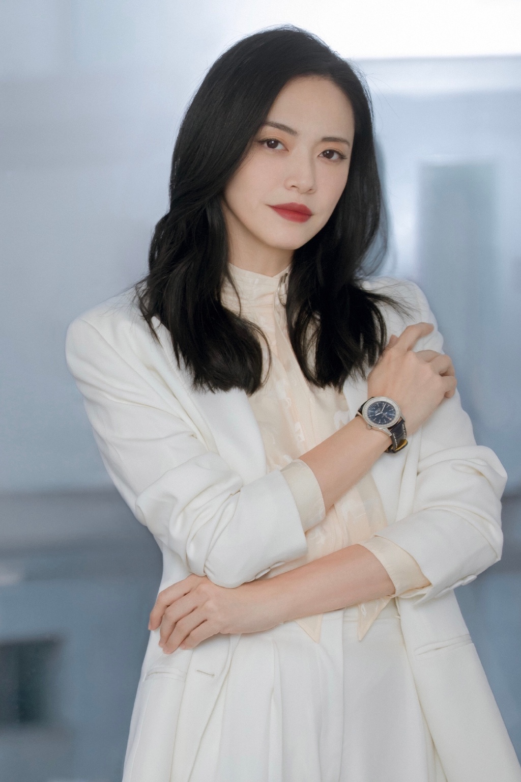 姚晨白色西服干练气质写真图片26