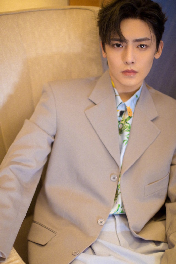 简介:侯明昊清新浪漫品牌活动图片,分享一组侯明昊图片给大家,图中的