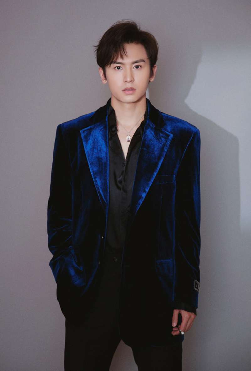 张哲瀚微博之夜帅气写真图片16