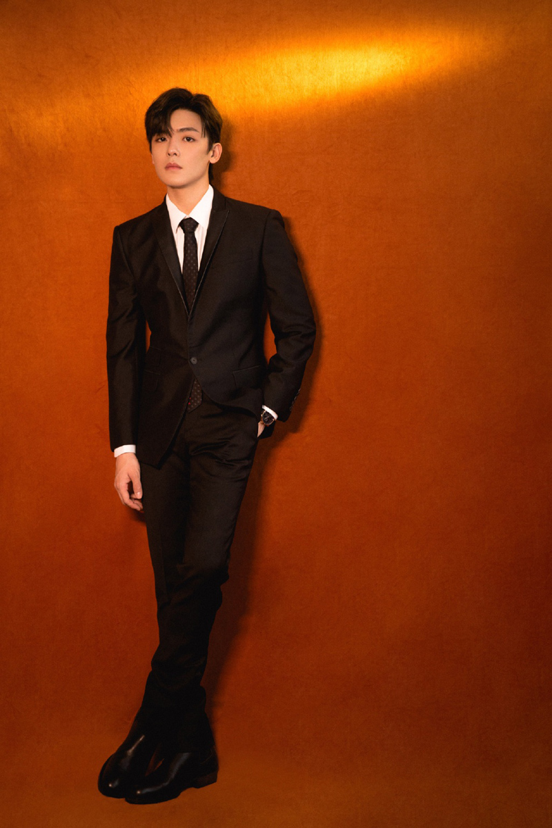 侯明昊黑色西装酷帅写真图片36