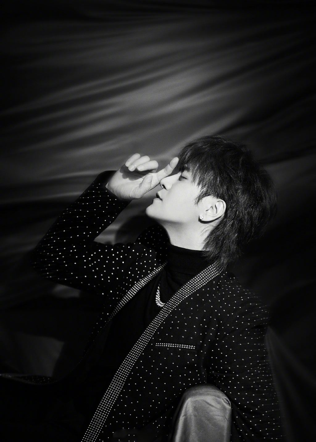 简介:罗志祥星空西装黑白写真图片,分享一组罗志祥图片给大家,图中的