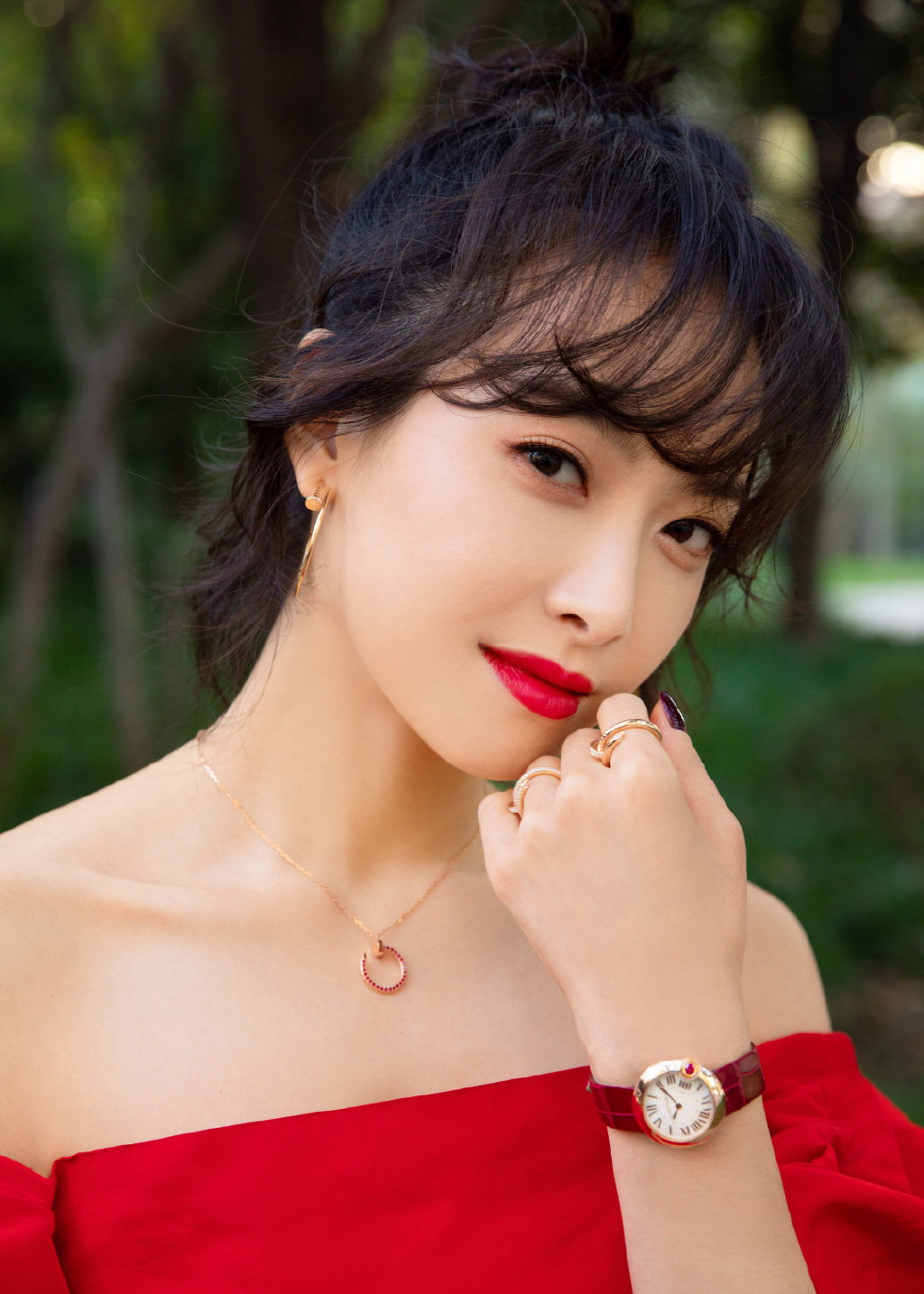 宋茜红丝缎长裙性感图片1010