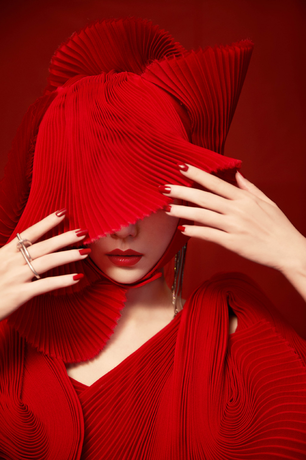 张靓颖红色折纸风礼服优雅写真图片510