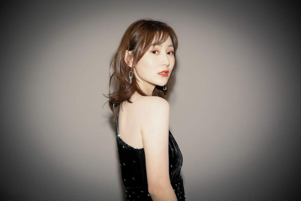 分享一组张维娜图片给大家,图中的明星图片壁纸会点缀你的电脑桌面