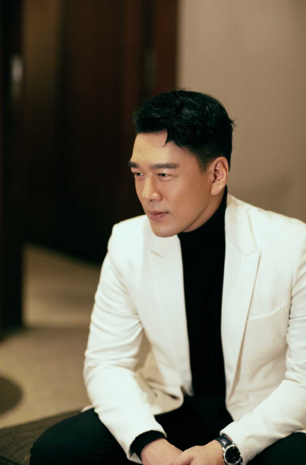 王耀庆白色西装帅气写真89