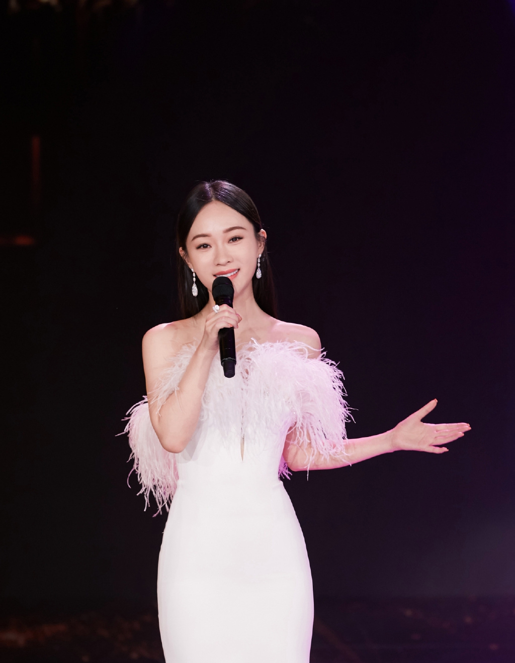 霍思燕白色羽毛裙优雅写真图片45