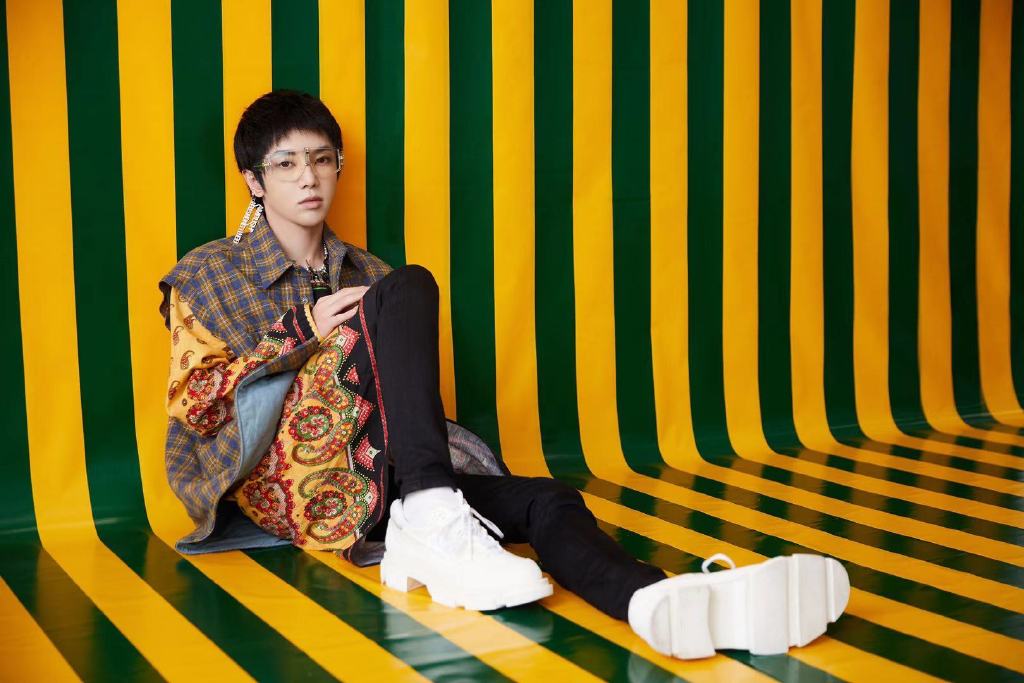 简介:华晨宇波西米亚裙装潮流时尚写真,分享一组华晨宇图片给大家,图