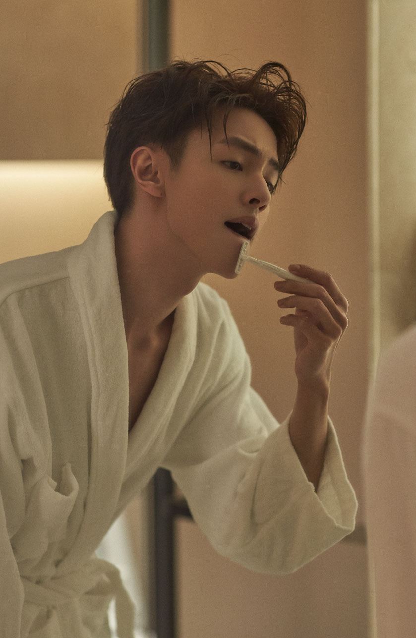 官鸿帅气撩人浴袍写真图片19