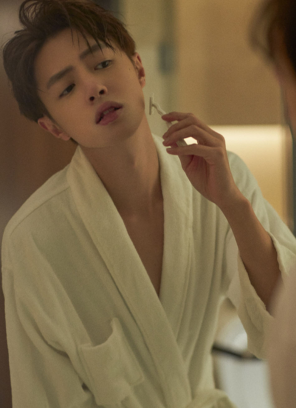 官鸿帅气撩人浴袍写真图片39